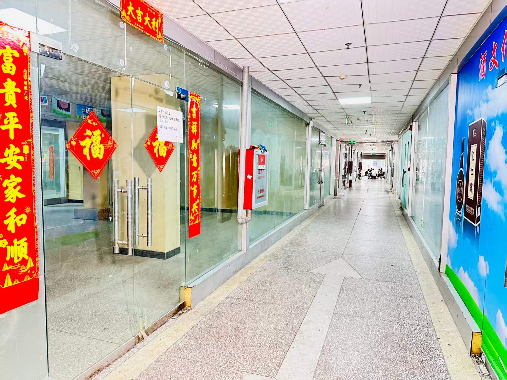 春园东路园区位于洛阳市老城区春都路商贸核心区域，周边商业氛围成熟，交通便利，配套完善。依托传统副食品商贸资源，园区具备良好的经营基础和人气优势，是企业办公、商品展示、批发零售及创业发展的理想选择。