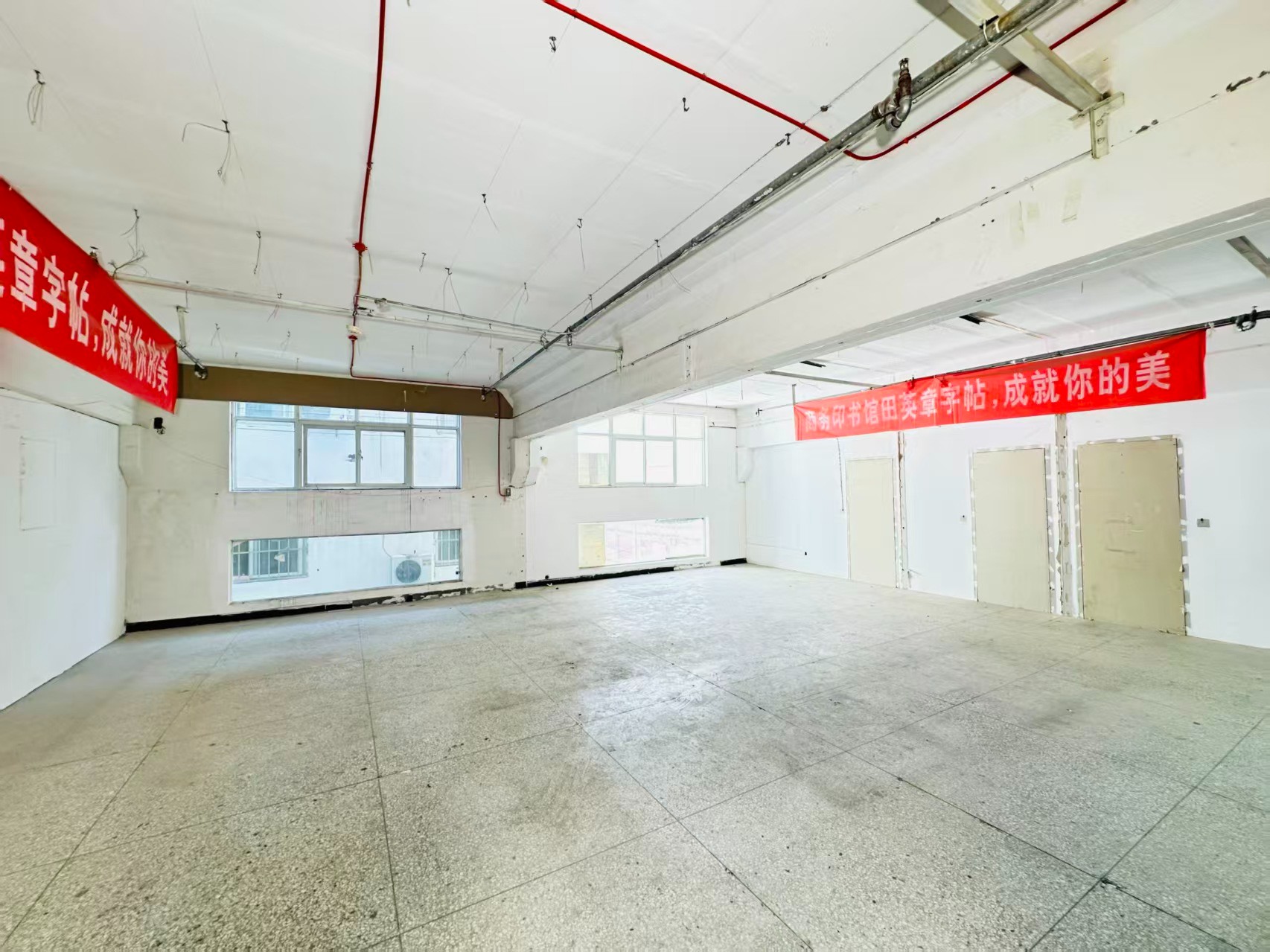 春园东路重点吸引人工智能应用、数字经济、电商直播、智能制造服务、软件开发、科技创新企业及创业团队入驻